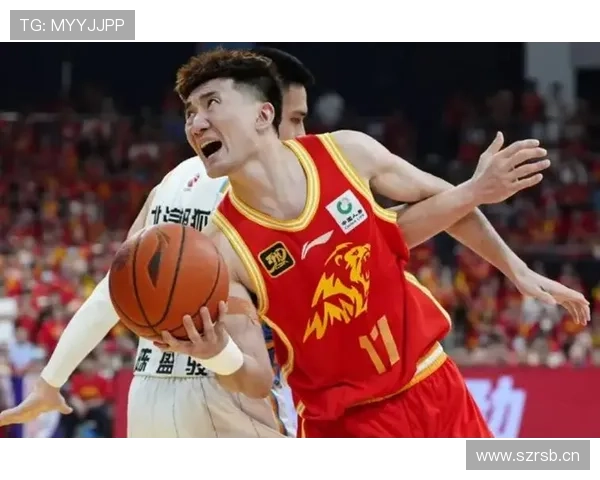 孙铭徽训练完直接拎两袋蛋白粉去接娃，这爹当的比超人还满