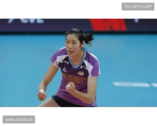 朱婷穿拖鞋出门那步子太随性了——但她手里的行李箱能买我三年车